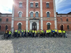 Teilnehmende der Hauptbereisung stehen mit ihren Fahrrädern vor dem Rosenheimer Rathaus