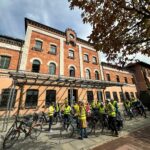 Teilnehmende der Hauptbereisung versammeln sich vor dem Rathaus