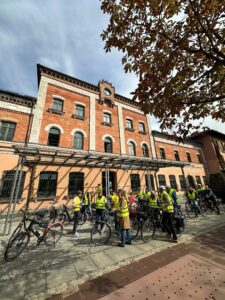 Teilnehmende der Hauptbereisung versammeln sich vor dem Rathaus