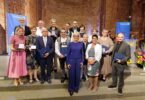 Sozialministerin Ulrike Scharf mit den Geehrten, darunter Maria Riesch und Thomas Huber