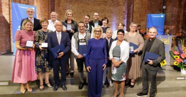 Sozialministerin Ulrike Scharf mit den Geehrten, darunter Maria Riesch und Thomas Huber