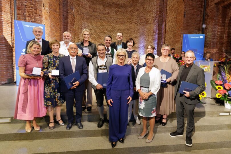 Sozialministerin Ulrike Scharf mit den Geehrten, darunter Maria Riesch und Thomas Huber