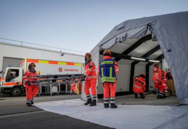 Johanniter richten einen Einsatzbereich mit Zelt und Material ein.