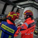 Johanniter im Inneren eines Behandlungszelts während einer Übung.
