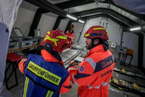 Johanniter im Inneren eines Behandlungszelts während einer Übung.