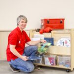 Bettina Wimmer bereitet Materialien für die Kinder-Trauergruppe vor.