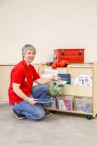 Bettina Wimmer bereitet Materialien für die Kinder-Trauergruppe vor.