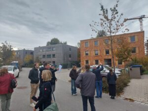Die Führung übers Gelände vorbei an Holz 4, Holz 8, Holz 3 und Holz 5 bis zu Holz 7.