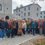 Über 50 Teilnehmer aus Salzburg und Bayern vor den Forschungshäusern im B&O Forschungsquartier.