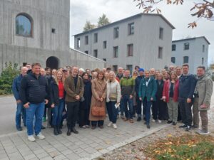Über 50 Teilnehmer aus Salzburg und Bayern vor den Forschungshäusern im B&O Forschungsquartier.