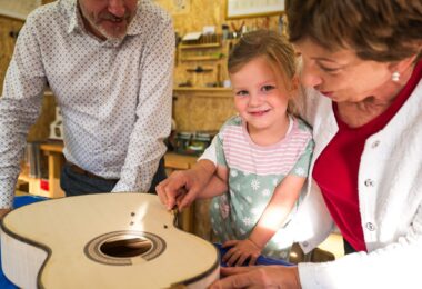 Gemeinsam mit ihrer Oma Maria Seewald hat Linda an der Ausstellungsgitarre in der Werkstatt von Libor Pražan mitgewirkt.