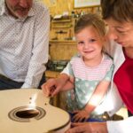 Gemeinsam mit ihrer Oma Maria Seewald hat Linda an der Ausstellungsgitarre in der Werkstatt von Libor Pražan mitgewirkt.