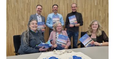 Die Leiterinnen und Leiter der beteiligten Tourist-Informationen bei der Vorstellung des neuen Gastgeberverzeichnisses