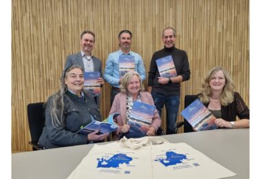 Die Leiterinnen und Leiter der beteiligten Tourist-Informationen bei der Vorstellung des neuen Gastgeberverzeichnisses