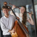 Zweierensemble mit Kontrabass und Blockflöte.