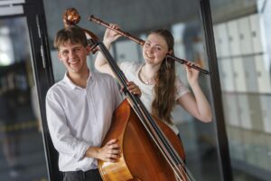 Zweierensemble mit Kontrabass und Blockflöte.