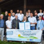Die Wasserwacht Schnaitsee mit Vorsitzender Angelika Kebinger und Technischem Leiter Jonathan Auer bei der Übergabe des LEADER-Bescheids über knapp 85.000 Euro.