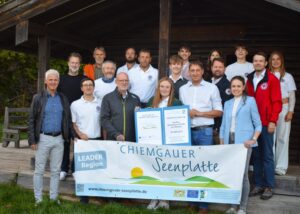 Die Wasserwacht Schnaitsee mit Vorsitzender Angelika Kebinger und Technischem Leiter Jonathan Auer bei der Übergabe des LEADER-Bescheids über knapp 85.000 Euro.