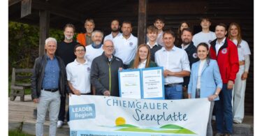 Die Wasserwacht Schnaitsee mit Vorsitzender Angelika Kebinger und Technischem Leiter Jonathan Auer bei der Übergabe des LEADER-Bescheids über knapp 85.000 Euro.