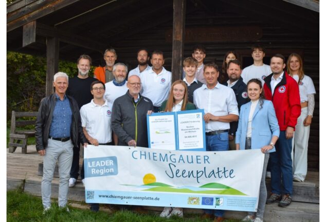 Die Wasserwacht Schnaitsee mit Vorsitzender Angelika Kebinger und Technischem Leiter Jonathan Auer bei der Übergabe des LEADER-Bescheids über knapp 85.000 Euro.