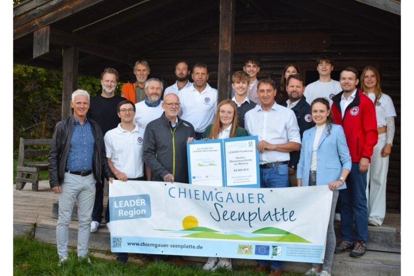 Die Wasserwacht Schnaitsee mit Vorsitzender Angelika Kebinger und Technischem Leiter Jonathan Auer bei der Übergabe des LEADER-Bescheids über knapp 85.000 Euro.