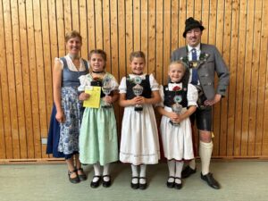 Sieger Altersklasse 1: Martha Röckl (Hebertsfelden) mit Pokal
