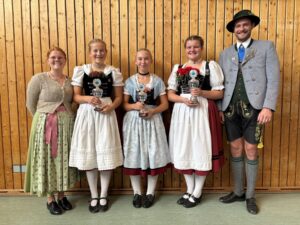 Sieger Altersklasse 3: Anna Unterseher (Lauterbach) mit Pokal