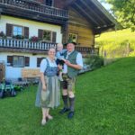 Michi und Pia Astl mit ihrem Kind vor dem Hof.