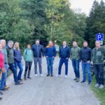 Der Gemeinderat bei der Besichtigung der Baumaßnahmen in Hinterwössen.