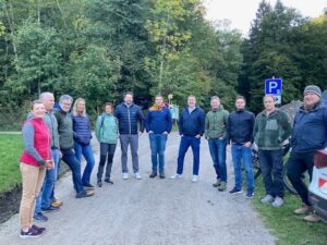 Der Gemeinderat bei der Besichtigung der Baumaßnahmen in Hinterwössen.