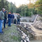 Franz Rasp vom Wasserwirtschaftsamt Traunstein erläutert die abgeschlossenen Hochwasserschutzmaßnahmen am Schlierbach.