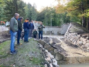 Franz Rasp vom Wasserwirtschaftsamt Traunstein erläutert die abgeschlossenen Hochwasserschutzmaßnahmen am Schlierbach.