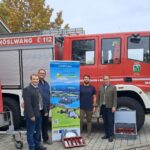 Von links: Bürgermeister Dr. Peter Mayer, Feuerwehrvorsitzender Hans Stübl, Josef Schachner und Konrad Linner vor dem Mehrweggeschirr der Freiwilligen Feuerwehr Höslwang.