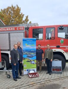 Von links: Bürgermeister Dr. Peter Mayer, Feuerwehrvorsitzender Hans Stübl, Josef Schachner und Konrad Linner vor dem Mehrweggeschirr der Freiwilligen Feuerwehr Höslwang.