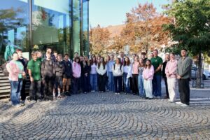 Gastschülerinnen und Gastschüler des Bright P‑12 College aus Australien mit Gastgebern