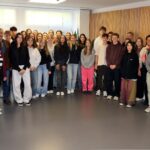 Landrat Otto Lederer mit Schülerinnen und Schülern des Nikolaus-Lenau-Gymnasiums aus Temeswar