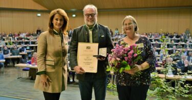 Staatsministerin Michaela Kaniber mit Bernd und Barbara Lauterbach bei der Verleihung der Staatsmedaille in Silber