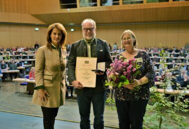 Staatsministerin Michaela Kaniber mit Bernd und Barbara Lauterbach bei der Verleihung der Staatsmedaille in Silber