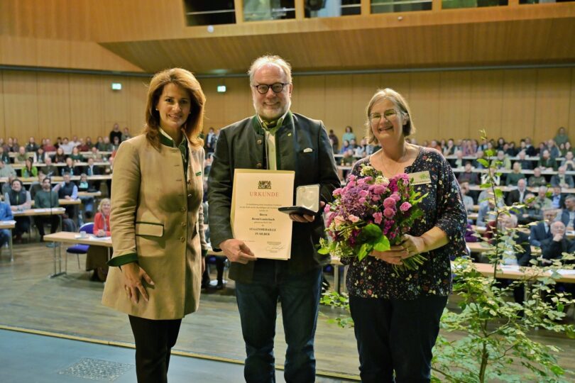 Staatsministerin Michaela Kaniber mit Bernd und Barbara Lauterbach bei der Verleihung der Staatsmedaille in Silber
