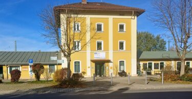 Wie es mit dem historischen Bahnhofsgebäude weitergeht, soll durch eine Machbarkeitsstudie geprüft werden.