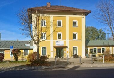Wie es mit dem historischen Bahnhofsgebäude weitergeht, soll durch eine Machbarkeitsstudie geprüft werden.