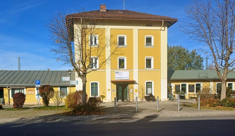 Wie es mit dem historischen Bahnhofsgebäude weitergeht, soll durch eine Machbarkeitsstudie geprüft werden.