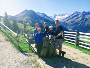 Barbara und Werner Maurer mit Familie auf der Alm.