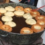 Frisch gebackene Kirtanudeln in der Pfanne.