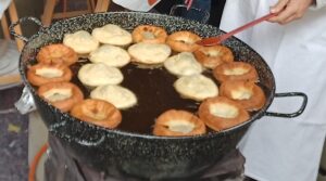 Frisch gebackene Kirtanudeln in der Pfanne.