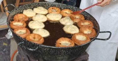 Frisch gebackene Kirtanudeln in der Pfanne.