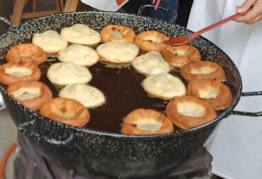Frisch gebackene Kirtanudeln in der Pfanne.