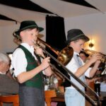 Junge Bläser spielen Posaune und Trompete beim Hoagascht.