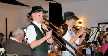 Junge Bläser spielen Posaune und Trompete beim Hoagascht.