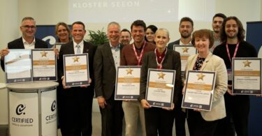 Die Preisträger bei der Preisverleihung des diesjährigen Certified Star-Award mit Certified-Geschäftsführer Till Runte.